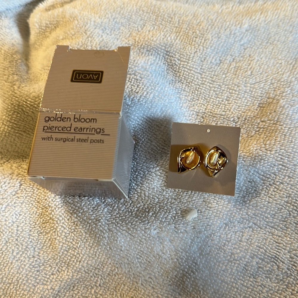 Avon Vintage 1991 Golden Bloom Pierced Earrings